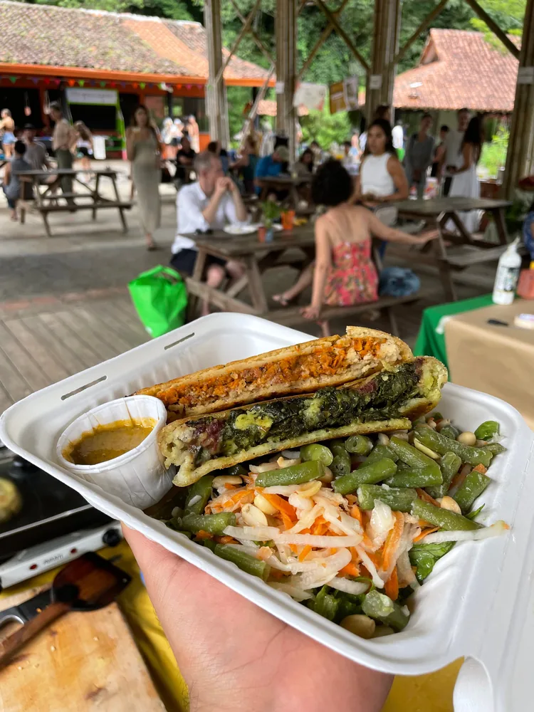 Pupusa + ensalada Thai